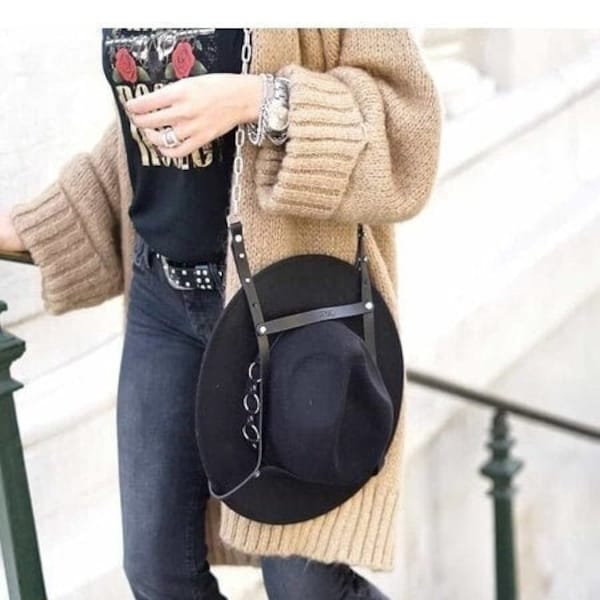 Porte Chapeau Hat Bag "Paris" en cuir noir et chainettes argent. Le Porte Chapeau pratique et élégant pour voyager les mains libres !