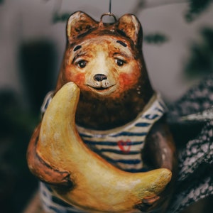 Decorazione in cartapesta a forma di orso bruno con luna – Decorazione natalizia fatta a mano