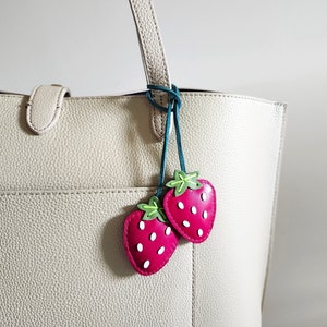 Erdbeere Handtasche Charme, Obst-Liebhaber-Geschenk, Kawaii Frucht Charme, Rosa Lederhandtasche Dekor, Obst Schlüsselanhänger, Sommer Schlüsselanhänger