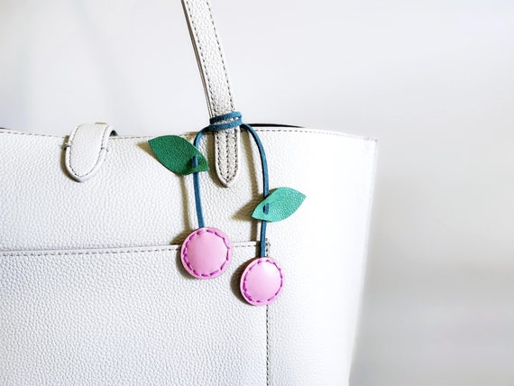 Portachiavi Donna Con Ciondolo A Ciliegia – In Rame Placcato Oro E Resina – Regalo Natale, Accessorio Per Borse - 2