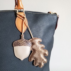 Charm para bolso de mano con forma de hoja de roble y bellota, Charm para atar, Cuero auténtico, Llavero para monedero, Llaveros otoñales, Charm para bolso otoñal, Charm otoñal de bellota.