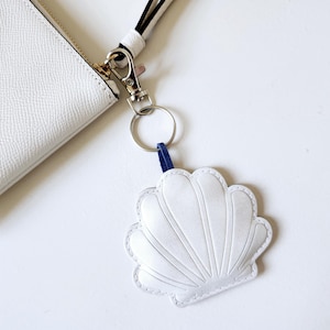 Handmade Seashell keychain Leather bag charm Ocean lover gift Shell tassel for bag Coastal aesthetic Cute bag charm