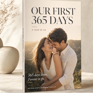 以下が含まれることがあります： OUR FIRST 365 DAYS A YEAR OF USというタイトルの60ページのカップル向けマガジンテンプレート。表紙には屋外で抱き合うカップルの写真と、365 days down. Forever to go.というテキストが記載されています。背表紙にもタイトルとサブタイトルが表示されています。