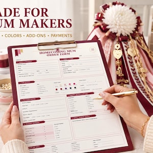 Può includere: Una cartellina bordeaux contenente un modulo d'ordine Homecoming Mum con sezioni per i dettagli del cliente, informazioni sull'evento, specifiche, personalizzazione, nastri e riepilogo pagamenti, con il testo MADE FOR MUM MAKERS.