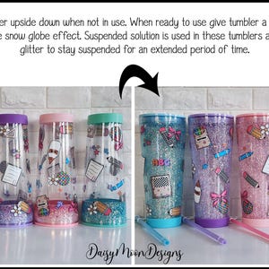 Puede incluir: Cinco vasos de pl&aacute;stico transparentes con purpurina y dise&ntilde;os coloridos con tem&aacute;tica escolar. Los vasos est&aacute;n dispuestos en fila de izquierda a derecha: turquesa, morado, rosa, turquesa, morado. Cada vaso tiene una pajita a juego.