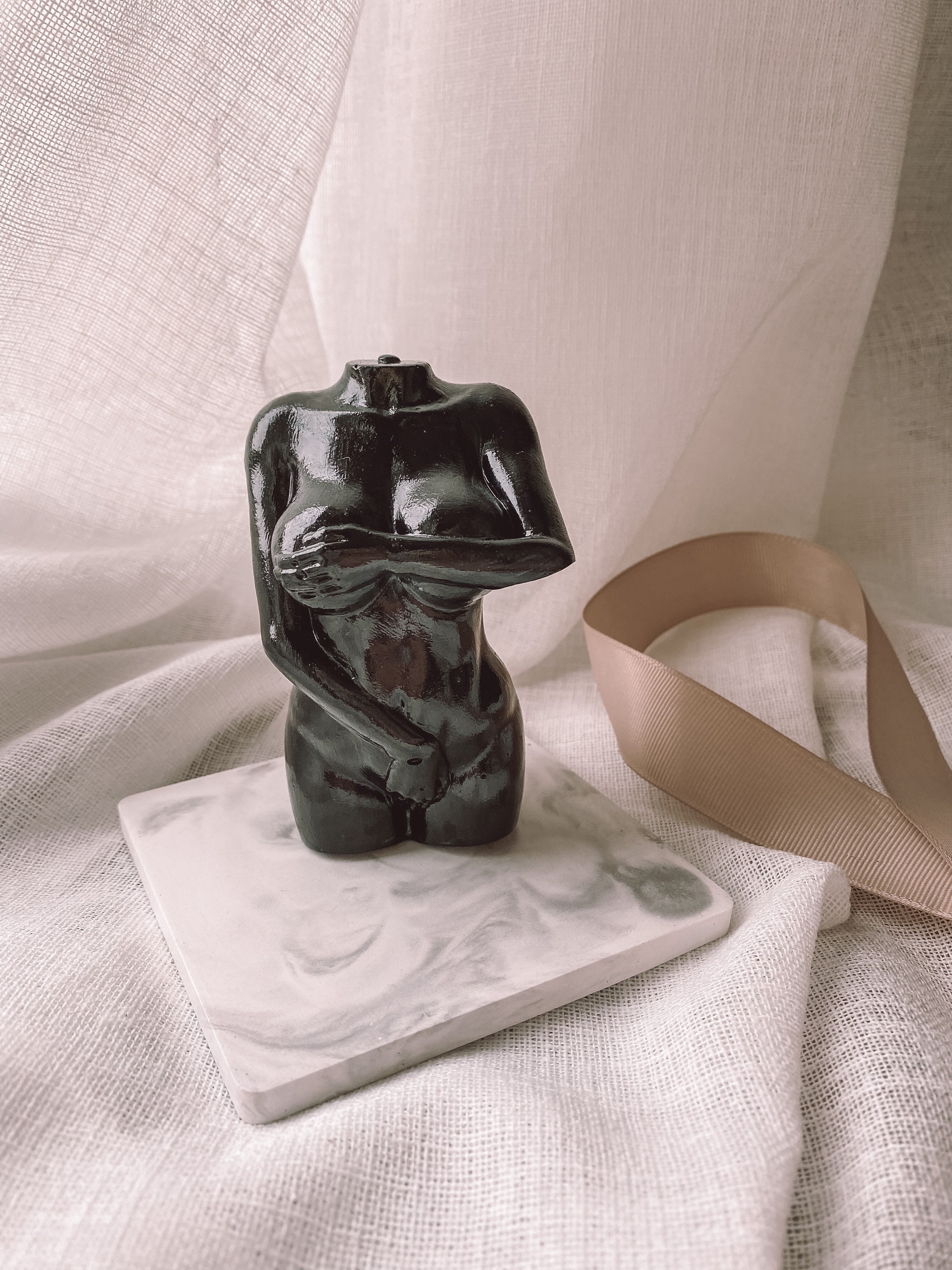 statuette Buste Corps Femme Pudique Noir