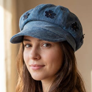 Cappello da giornalaio in denim riciclato, cappello da giornalaio in denim blu, berretto da panettiere da donna, cappello in jeans foderato con graziosi fiori, regalo per lei
