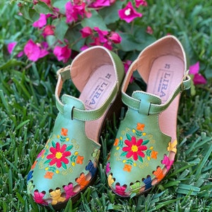 Huarache woman heels //Leather Green with Flowers/ artisan huarache// size 26cm, 9- US/// 100% leather huarache/// Hand Made//