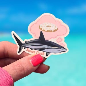Naklejka winylowa „Sweet Tooth” Shark – wodoodporna, trwała