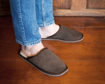 Chaussons en peau de mouton pour hommes, éraflures en daim marron : chaussures d'hiver chaudes
