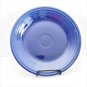 Pu&ograve; includere: Un piatto da portata in ceramica blu con un bordo rialzato e un sottile motivo di cerchi concentrici. Il piatto &egrave; realizzato da Fiesta ed &egrave; di colore blu cobalto.