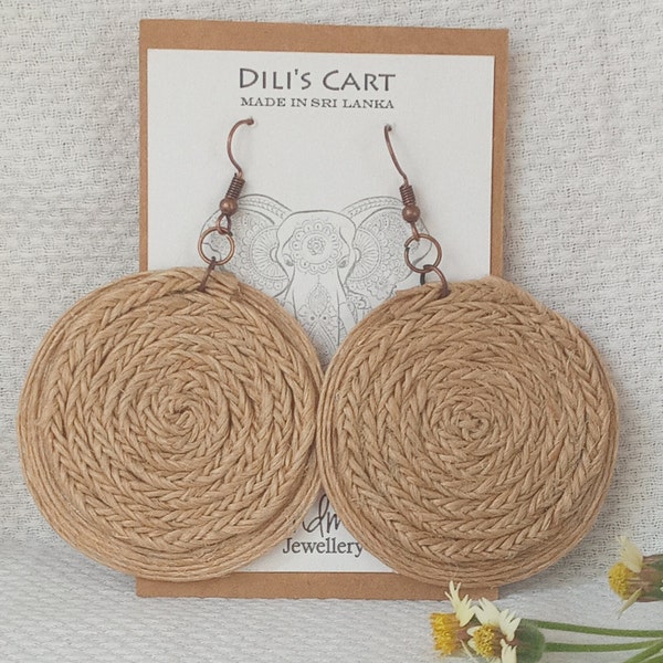 Boucle d'oreille en corde de jute écologique / boucle d'oreille d'été / couleurs naturelles / boucle d'oreille en corde de plage / boucle d'oreille déclaration / boucle d'oreille pompon beige / cadeau