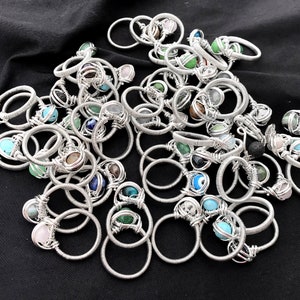 Anillo envuelto en alambre de plata de cristal natural, anillo de cristal delicado, anillos de piedras preciosas variadas, anillos para mujeres, anillo personalizado, regalo de mejor amigo
