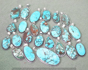 Puede incluir: Una colección de 18 colgantes de piedra turquesa con engastes de plata. Los colgantes son de forma ovalada y de lágrima y tienen una variedad de patrones de turquesa.