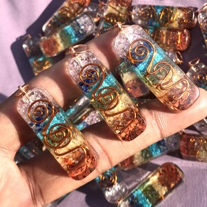 Pu&ograve; includere: Sette ciondoli di cristallo chakra con filo di rame avvolto attorno. I ciondoli sono in quarzo trasparente con diversi cristalli colorati incorporati. I cristalli sono disposti a forma di arcobaleno, che rappresenta i sette chakra.