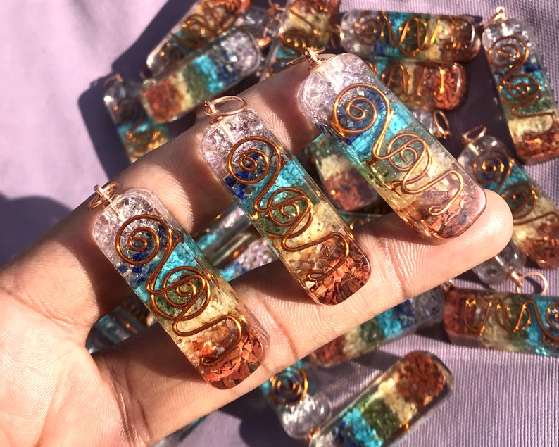 Pu&ograve; includere: Sette ciondoli di cristallo chakra con filo di rame avvolto attorno. I ciondoli sono in quarzo trasparente con diversi cristalli colorati incorporati. I cristalli sono disposti a forma di arcobaleno, che rappresenta i sette chakra.