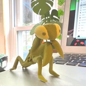 Praying Mantis Desk Pet, Poseable Fidget Toy, Quirky Office Gift