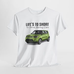 Può includere: Maglietta bianca con il testo "Life's To Short To Drive Boring Cars" e un'immagine di un'auto verde.