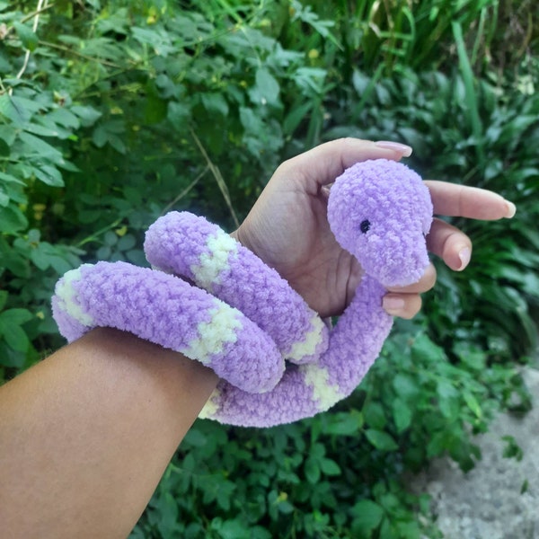 Long serpent, peluche serpent souple, tendance peluche multicolore, animaux tricotés, serpent au crochet, cadeau pour les amateurs de serpents, ami serpent en peluche