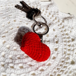 Schlüsselanhänger Herz rot, Amigurumi Herz, ein kleiner herzförmiger Schlüsselanhänger, ein Anhänger für einen Rucksack, ein Geschenk für einen geliebten Menschen, Valentinstaggeschenk