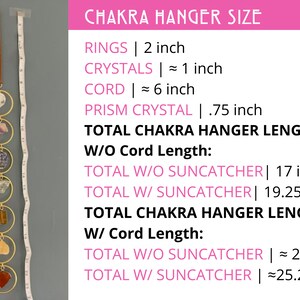 K&ouml;nnte beinhalten: Ein goldener Chakra-H&auml;nger mit sieben Kristallen und einem Prisma-Kristall. Der H&auml;nger ist 17 Zoll lang ohne den Sonnenf&auml;nger und 19,25 Zoll lang mit dem Sonnenf&auml;nger. Der H&auml;nger ist 23 Zoll lang ohne den Sonnenf&auml;nger und 25,25 Zoll lang mit dem Sonnenf&auml;nger, wenn man die L&auml;nge des Seils mit einbezieht.