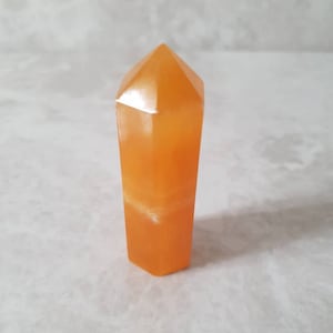 Tour pointue en calcite orange | Tour debout | Tour de cristal | Cristaux polis | | d’origine éthique Calcite orange | Cristal cicatrisant