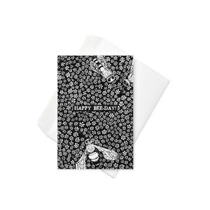 Tarjeta de cumpleaños de abeja (individual o en paquete de 5/10) - &quot;¡Feliz día de las abejas!&quot; Tarjeta de felicitación con juego de palabras, interior en blanco, abejas y flores dibujadas a mano