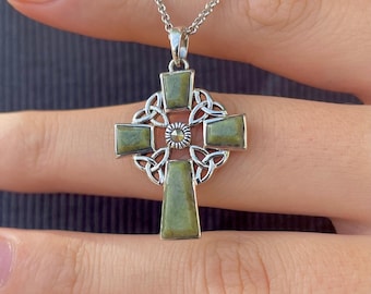 Collana con croce celtica in marmo del Connemara