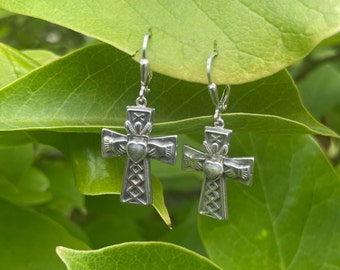 Boucles d'oreilles Claddagh, marbre du Connemara