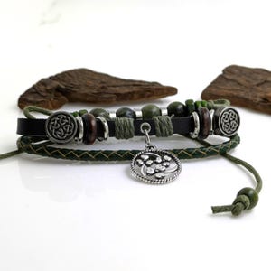 Connemara Marmor und Leder Hippie Armband mit Shamrock Anhänger