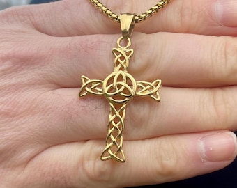 Collar grande con cruz celta bañada en oro de 18 quilates y nudo de la Trinidad.