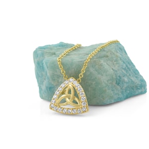 Collar con nudo de la Trinidad en oro y engaste de piedras