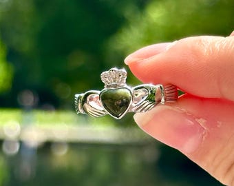 Bague Claddagh Traditionnelle Irlandaise - Or Jaune 14k Plaqué Argent Massif - Émeraudes & Citrine - Taille 15 (26mm) - Neuf