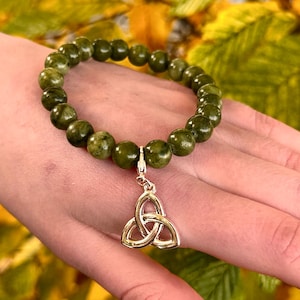 Connemara Marmor Dreifaltigkeit Charme Stretch Armband
