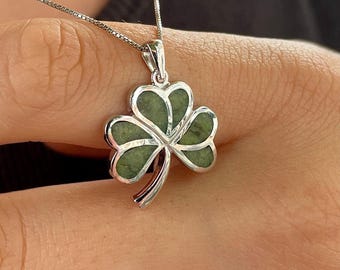 Zilveren Connemara-ketting met marmeren klaver