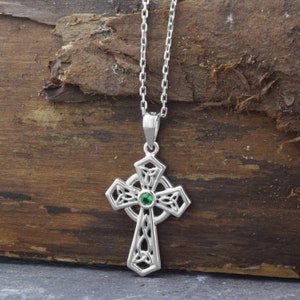 Halskette mit keltischem Kreuz und Smaragd