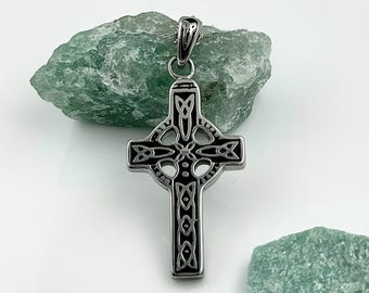Ciondolo a forma di croce celtica in argento sterling disegnato da Peter Stone - La croce ha il design del nodo Triquetra o Trinità - Gioielli irlandesi - Italia