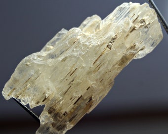 Hermoso cristal crudo de kunzita transparente blanco devorador de agua de Afganistán: kunzita de 52 quilates para colgantes, collares y cristales curativos