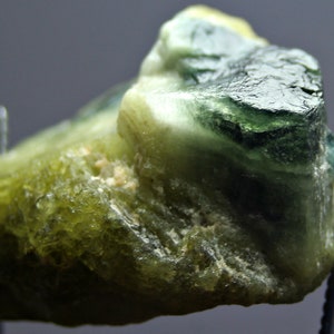Spécimen de cristal de péridot récemment extrait de 48,0 carats avec traces de tourmaline verte - Superbe objet de collection pour votre galerie