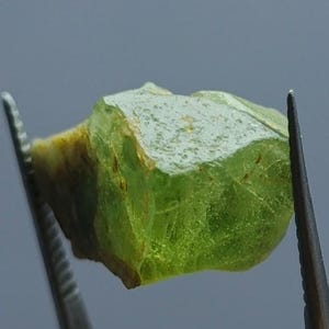 20,0 carats Un article indispensable pour les collectionneurs de cristaux Extraordinaire cristal olivine péridot rutile de Manshera au Pakistan - 100 % naturel, non traité