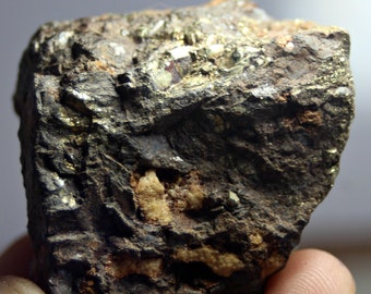 Elegante e fuori dal comune pirite dorata, grappolo di epidoto verde e alcune pepite di cristalli sconosciuti e non identificati dall'Afghanistan 422 CT