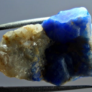 Zeldzaam blauw Hauyne-sodalietkristalexemplaar - 95,0 kt transparant natuurlijk blauw Hauyne - edelsteen van topkwaliteit - uit Afghanistan
