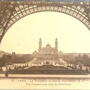 Cartão postal preto e branco não escrito de 1900 com marcos icônicos de Paris.