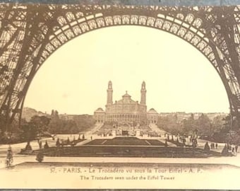 Carte postale non écrite en noir et blanc des années 1900 représentant des monuments parisiens emblématiques