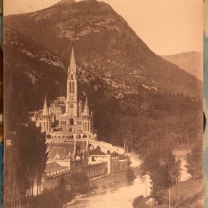 Cartões postais em preto e branco não escritos de Lourdes do início de 1900