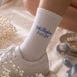 パーソナライズされた花嫁ソックス、カスタム刺繍入りウェディングソックス、ブライダルシャワーギフト、ブライズメイドプロポーズギフト、独身最後のパーティーソックス、朝のギフト