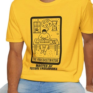 Camiseta unisex de estilo suave con divertida carta del Tarot, diseño de maestro de futuros esfuerzos, el procrastinador, regalo para procrastinadores creativos, novedad