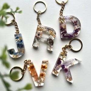 Llavero de letras personalizado realizado en resina epoxi {Tu colgante individual con flores secas y pan de oro}