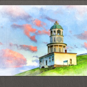 Puede incluir: Pintura a la acuarela de un edificio blanco con una torre del reloj en una colina verde. El cielo es azul con nubes rosas y naranjas. El edificio tiene una cúpula verde y una esfera de reloj.