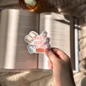 Adesivo Kindle de inverno para livros - Cozy Girl Club - Decalque de vinil holográfico para leitores - Decoração para leitores - Coisas fofas para livros -
